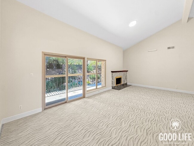 Building Photo - Top-Floor 3BR Retreat with Balcony Views & In-Unit Laundry in San Diego!