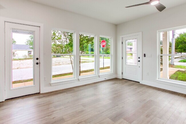 Foto del edificio - Brand new construction just minutes from downtown Pensacola and a quick trip to the beach. Ready ...