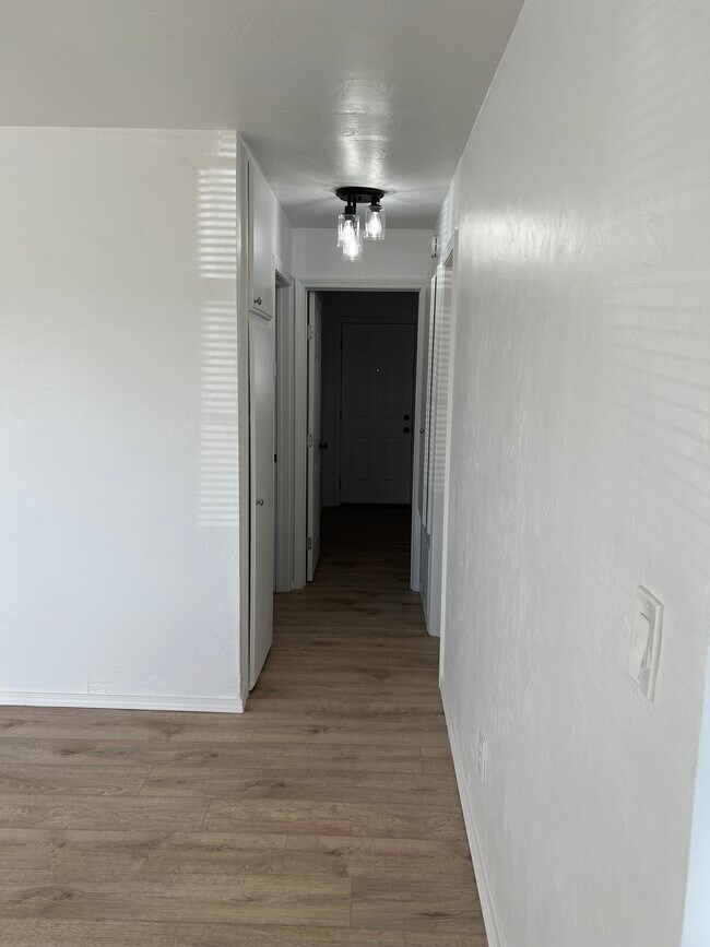 Pasillo - 615 S 6th St