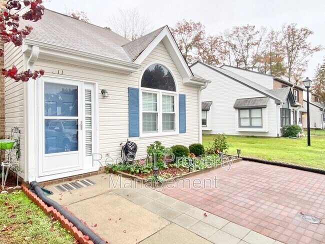 Foto del edificio - 211 Crestwood Ct