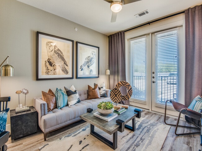 Living room with hard surface flooring - Avalon Castle Hills