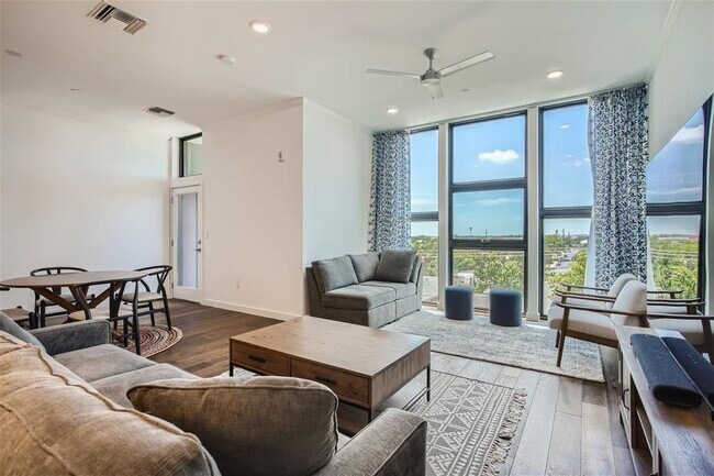 Foto del edificio - 1322 E 12th St