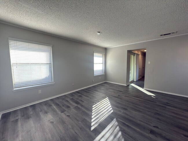 Foto del edificio - 8910-8910 Greenmound Ave