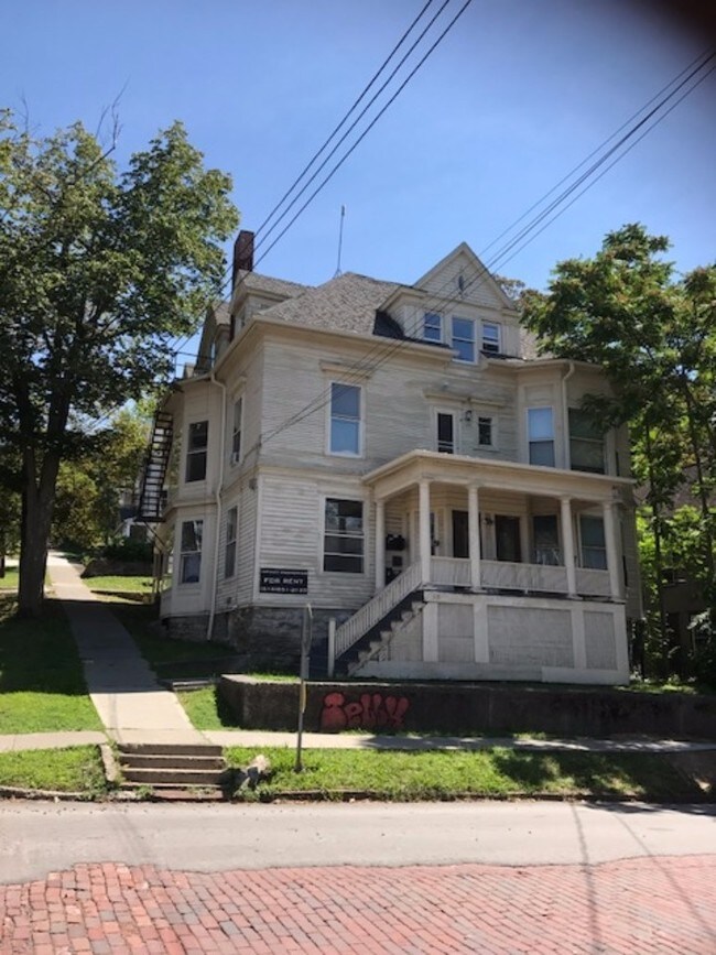 Foto del edificio - 119 Stewart Ave