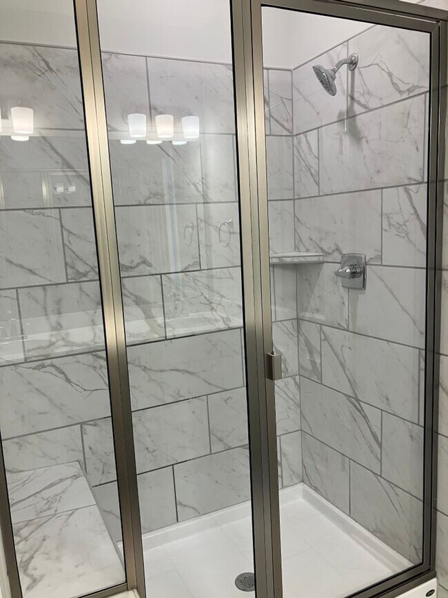 Foto del edificio - COMING SOON!! Spacious End Unit Townhome i...