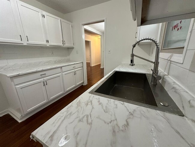 Building Photo - 3535 Farwood Dr