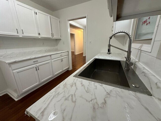 Foto del edificio - 3535 Farwood Dr