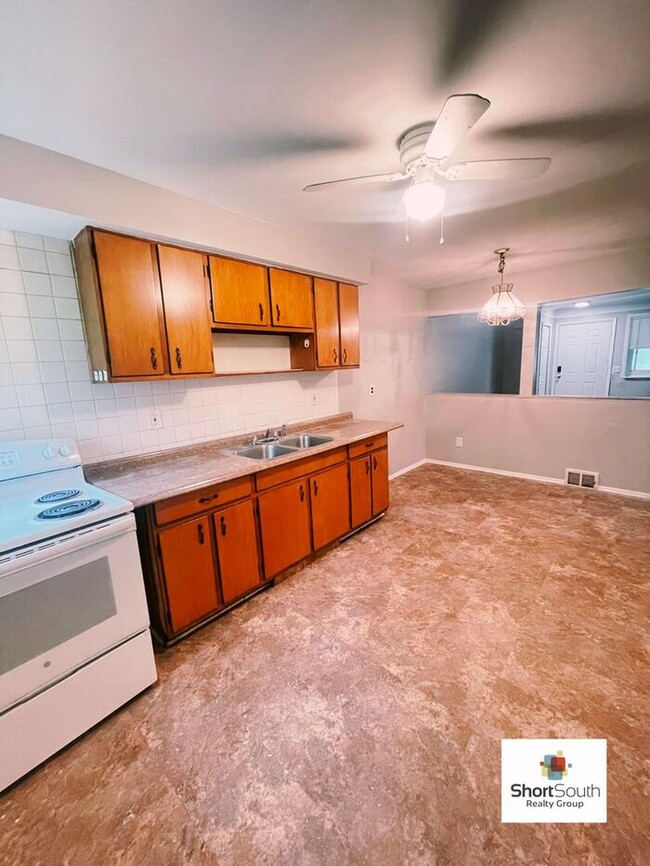 Building Photo - 2 bed 1 bath Duplex Ready for Immediate mo...