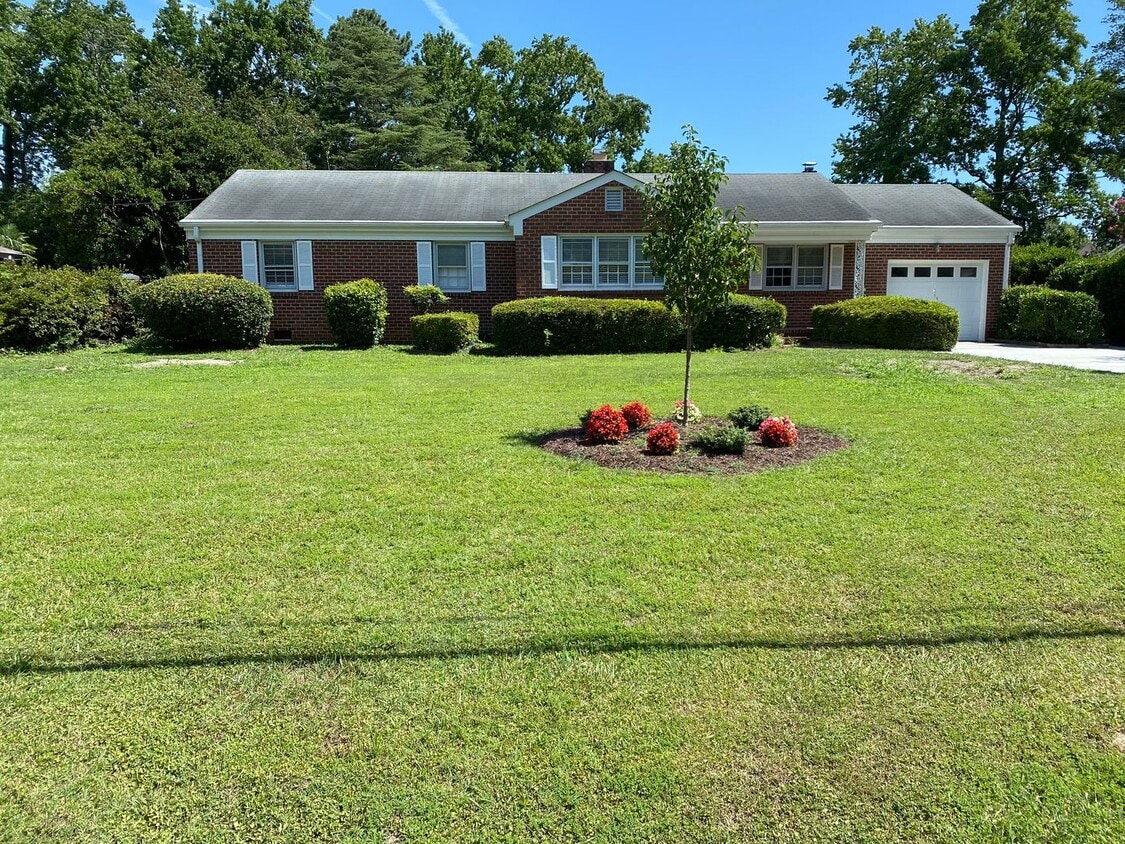 Primary Photo - Lovely mid-century brick ranch on a beauti...