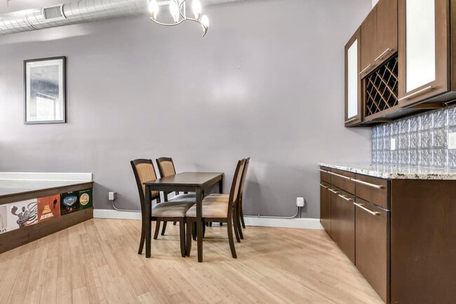 Building Photo - 8 S Old State Capitol Plaza