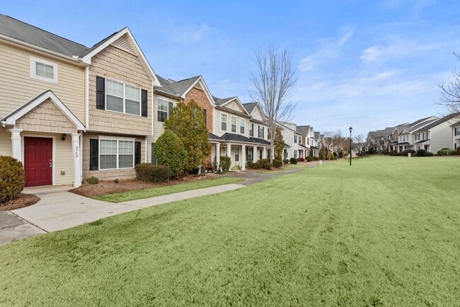 Building Photo - Wow! Fully renovated! Sought after communi...