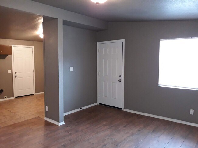 Building Photo - 3 Bedroom 1 Bath 1 Car Garage / Remodeled! Section 8 Welcomed!
