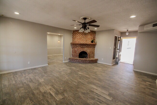 Building Photo - 3437 Quanah St