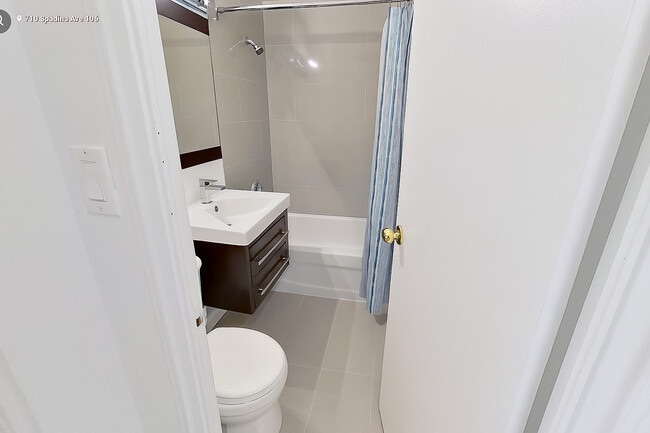 Bathroom - 710 Spadina Av
