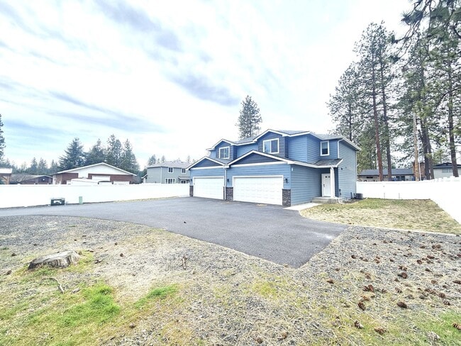 Building Photo - $2,150 - 3 Bed / 2.5 Bath Gorgeous Newer Built Duplex in North Spokane
