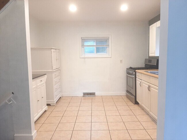Building Photo - 3 Bed/2 Bath with Fenced in Back Yard - Av...