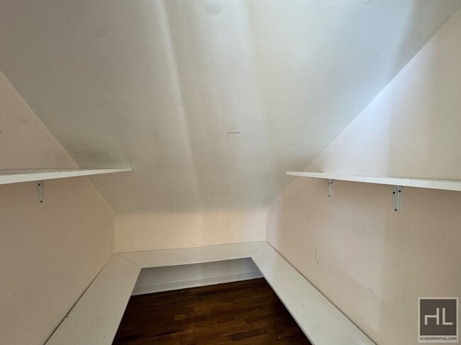 Building Photo - Newly Renovated 2 bedroom apartment spanni...