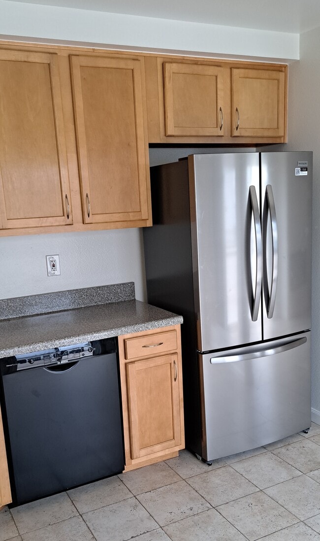 New refrigerator with bottom freezer and icemaker. Bosch dishwasher. - 314 20th St