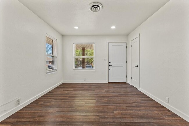 Building Photo - 700 Santa Fe Dr