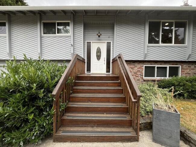 Foto del edificio - Three-Bedroom Home Near Nike Campus with Bonus Room, Large Deck & Two-Car Garage