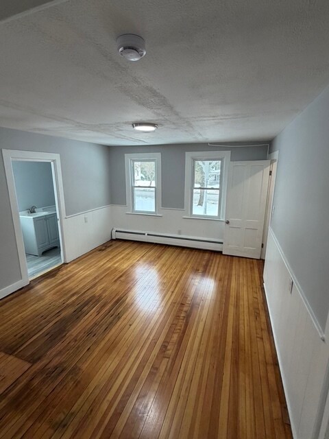 Building Photo - 122 River Rd