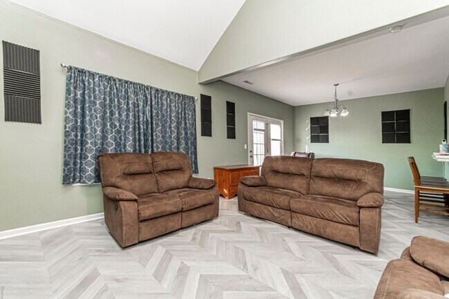 Foto del edificio - Please View the 3D Virtual Walk Through Before Scheduling a Showing!