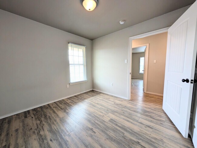 Building Photo - 2206 E Main St