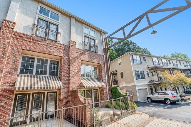 Foto del edificio - 2 bdrm, 2.5 bath Town Home steps away from...