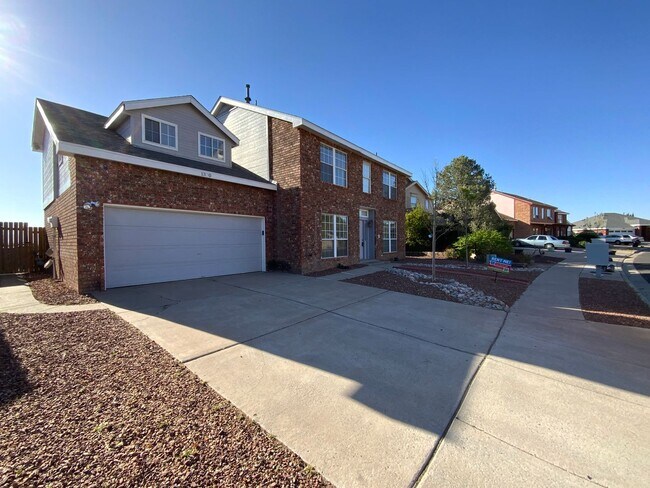 Foto del edificio - 4 Bedroom Home Available Near Unser Blvd N...