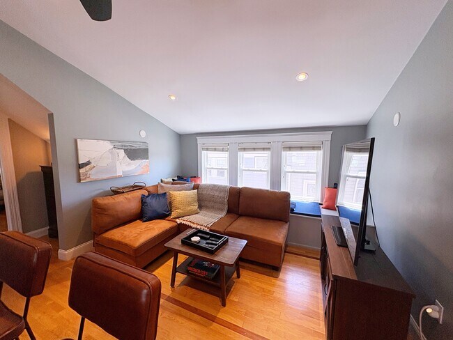 Foto del edificio - 247 Savin Hill Ave