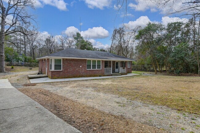 Building Photo - Cozy 2 Bedroom Home with Large Yard | Move-In Ready