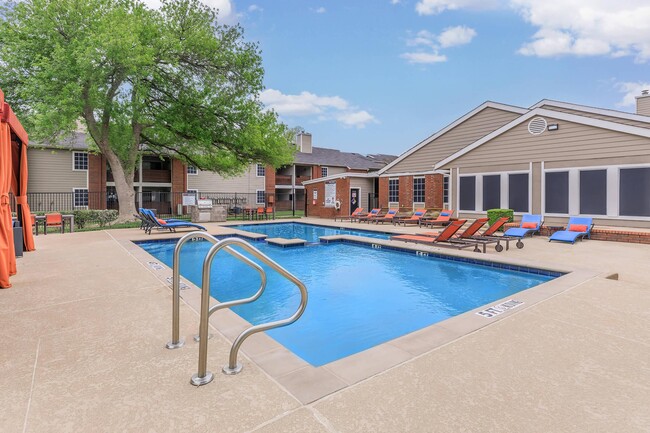 POOL - Jove Apartment Homes