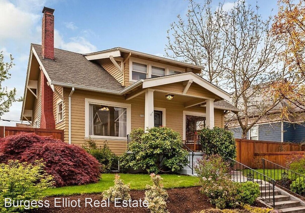 4 br, 2 bath House 3715 N Commercial Ave House Rental in Portland