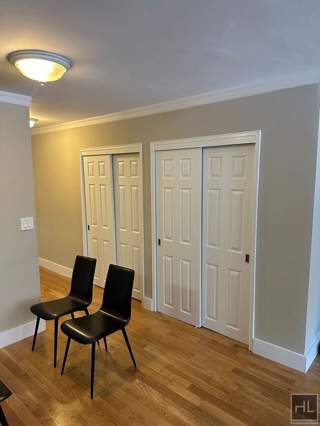 Building Photo - Bright & Extra Large Studio in Doorman/Ele...