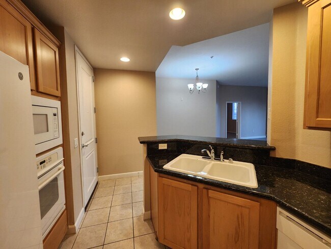 Foto del edificio - Great Park Ave Condo Unit!