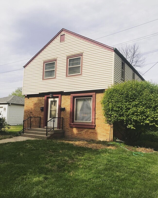 Front - 5716 N Dexter Ave