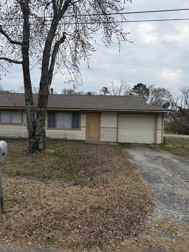 Building Photo - 305 Dwain St