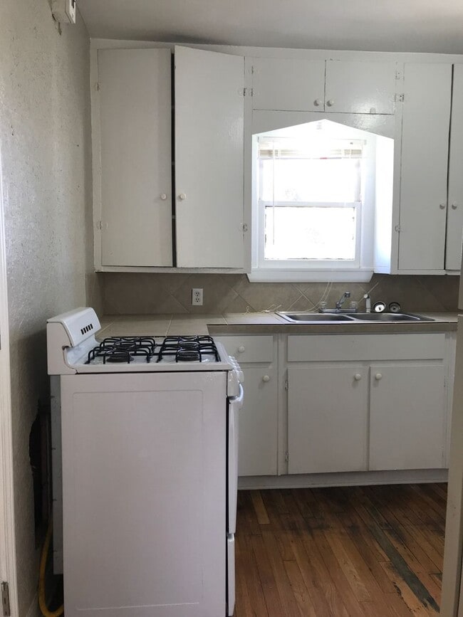 Building Photo - Cute Efficiency Located Across From Elemen...