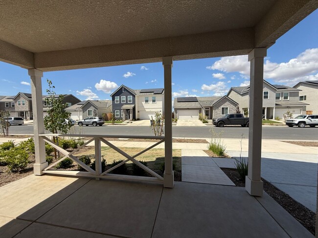 Building Photo - Brand new stunning 4-bedroom, 2.5-bathroom home in the desirable Clovis, CA