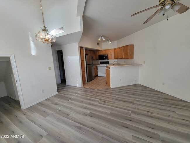 Building Photo - 280 S Elizabeth Way