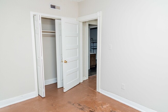 Building Photo - 14 S Plum St
