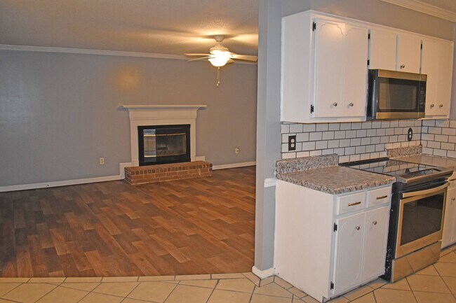 Building Photo - 4329 Parkwood Dr