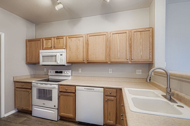 Building Photo - Move in Ready- Ground floor condo-Swimming Pool- Hot Tub and Fitness Center! Move in Special- $50...