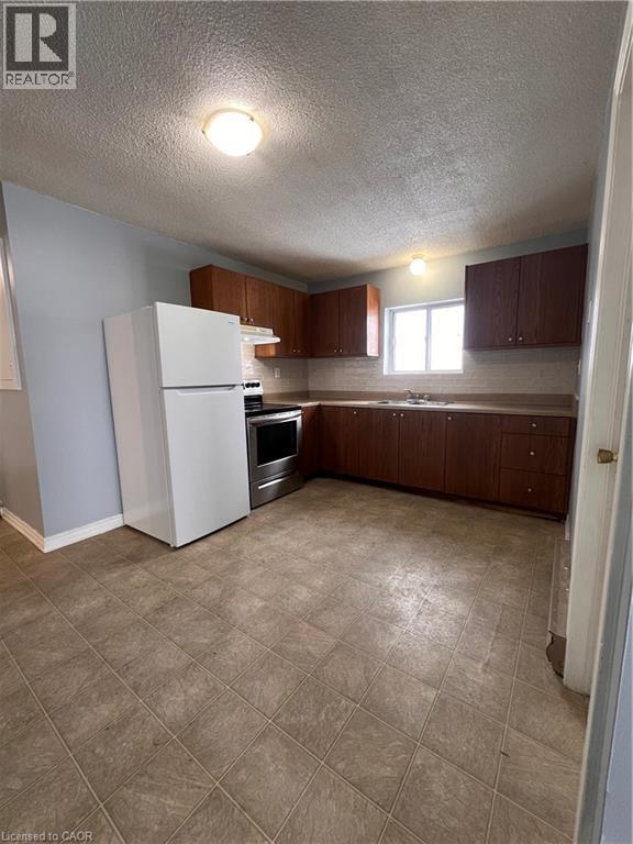 Building Photo - 102 Kenilworth Ave N