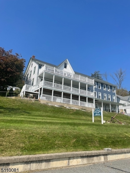 Foto del edificio - 144 Lakeside Dr W
