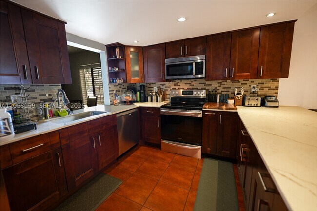 Foto del edificio - 2200 NE 7th St