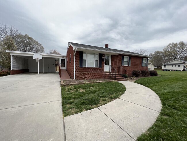 Building Photo - 1006 Bridges Dr