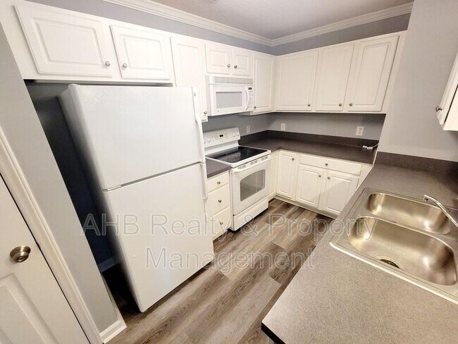 Building Photo - 3483-2C Forestdale Dr