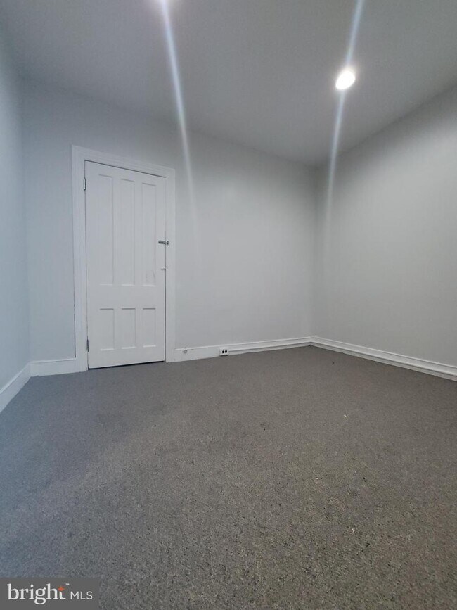 Foto del edificio - 276 Rutherford Ave