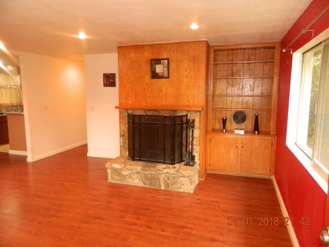 Building Photo - 631 E Woodbury Rd